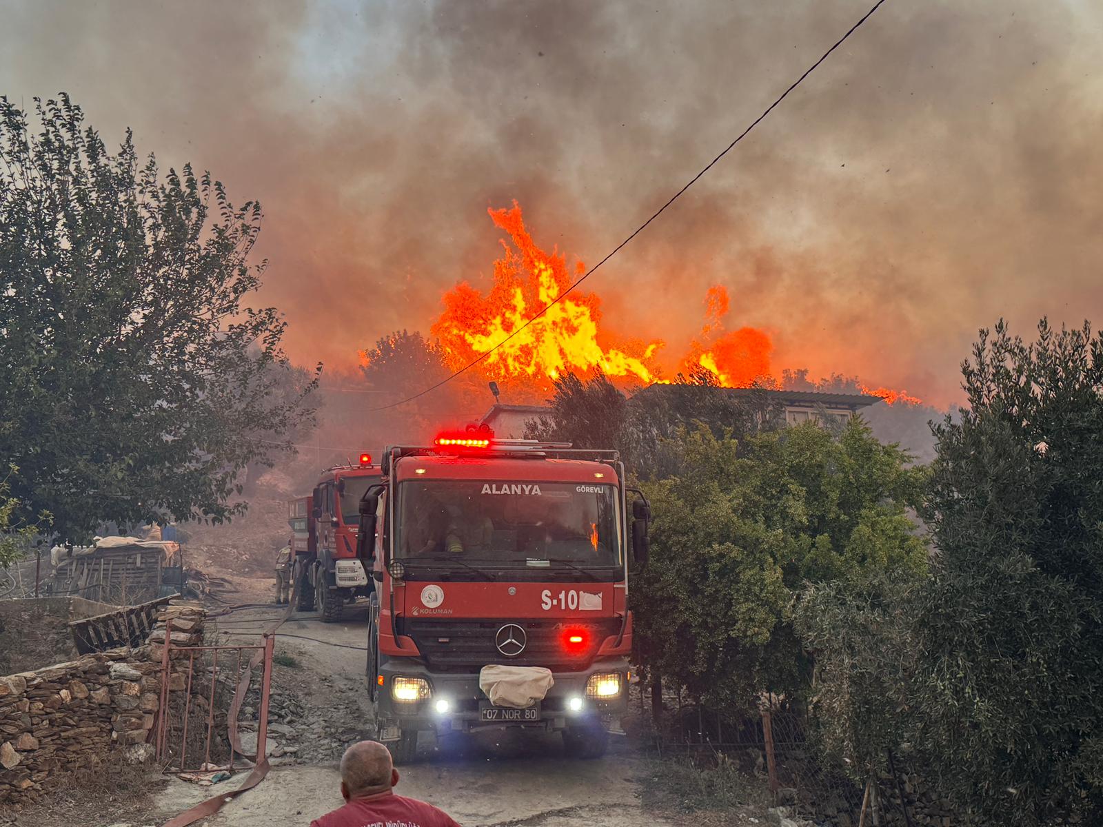 Antalya, Muğla ve Aydın'da orman yangınları: Alevler evlere ulaştı