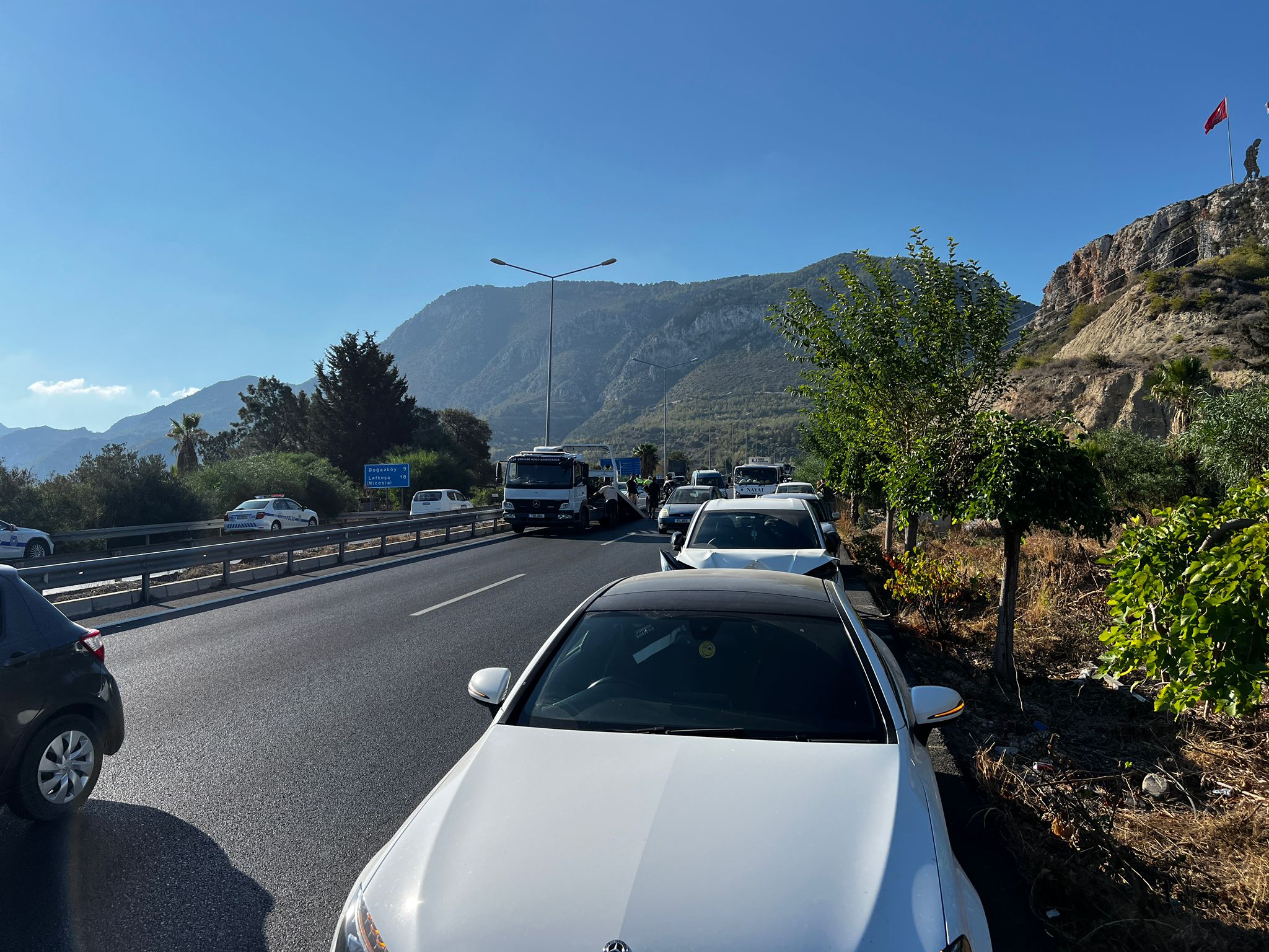 Lefkoşa-Girne yolunda zincirleme kaza: Trafik felç oldu