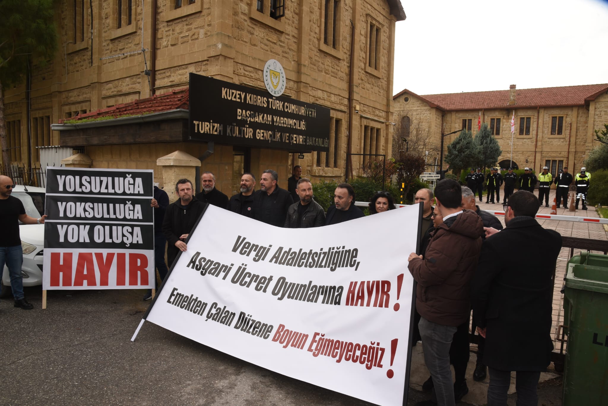 Sendikalar, eylem yaptı: Emekten çalan düzene boyun eğmeyeceğiz!