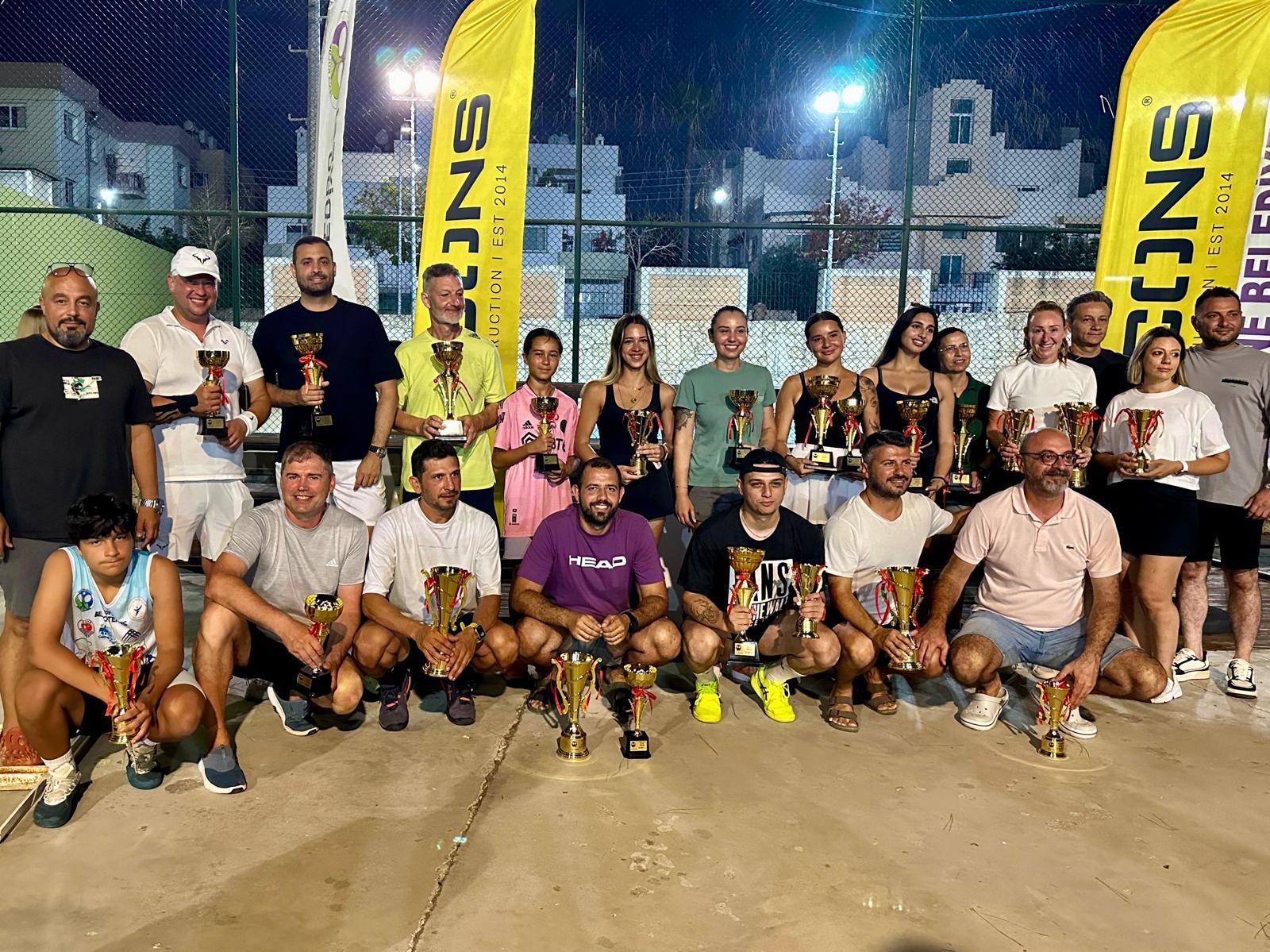 Girne Belediyesi Tenis Kulübü'nde raketler konuştu