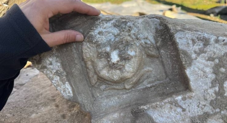 Amastris Antik Kenti’nde Medusa'nın gülümseyen figürü bulundu