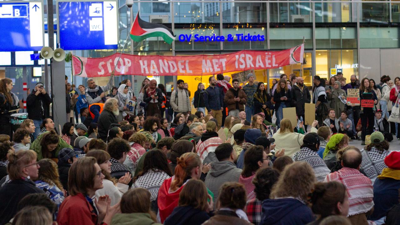 Hollanda'da 20 tren istasyonunda Filistin'e destek için oturma eylemleri yapıldı