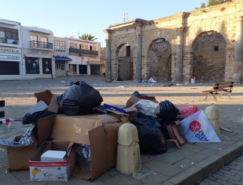 "Tatar'ın mitingi sonrası Mağusa Belediyesi çöpleri toplamadı"