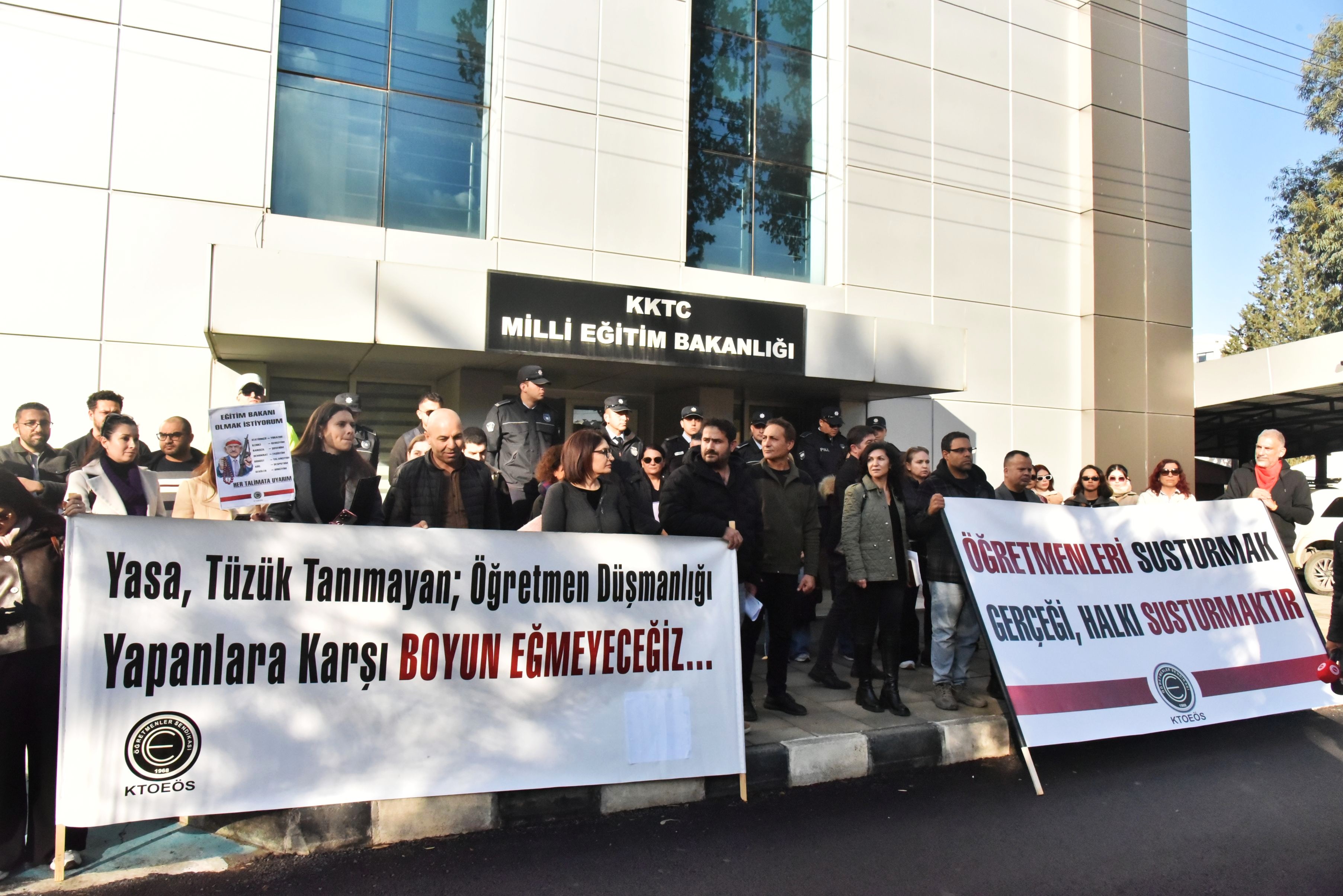 KTOEÖS, eylem yaptı: Öğretmenleri susturmak; gerçeği, halkı susturmaktır