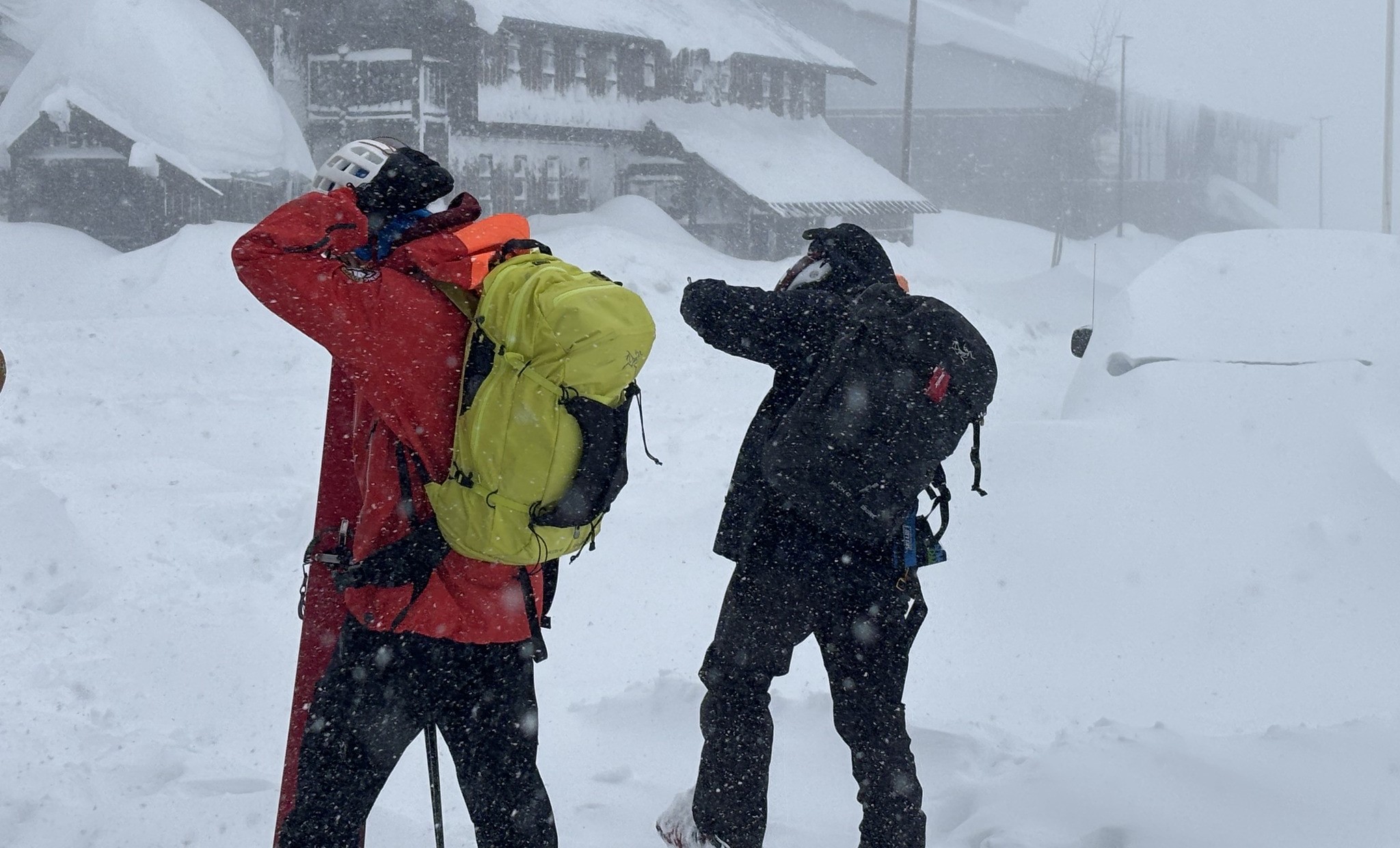 ABD'nin California eyaletinde meydana gelen çığda kaybolan 10 kayakçı aranıyor