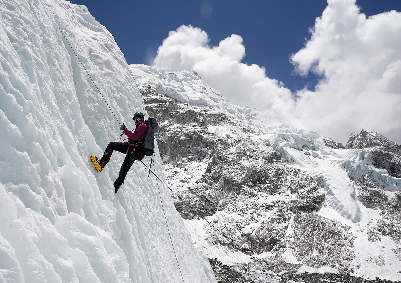 Everest'e tırmanmaya çalışan Filipinli dağcı yorgunluktan öldü
