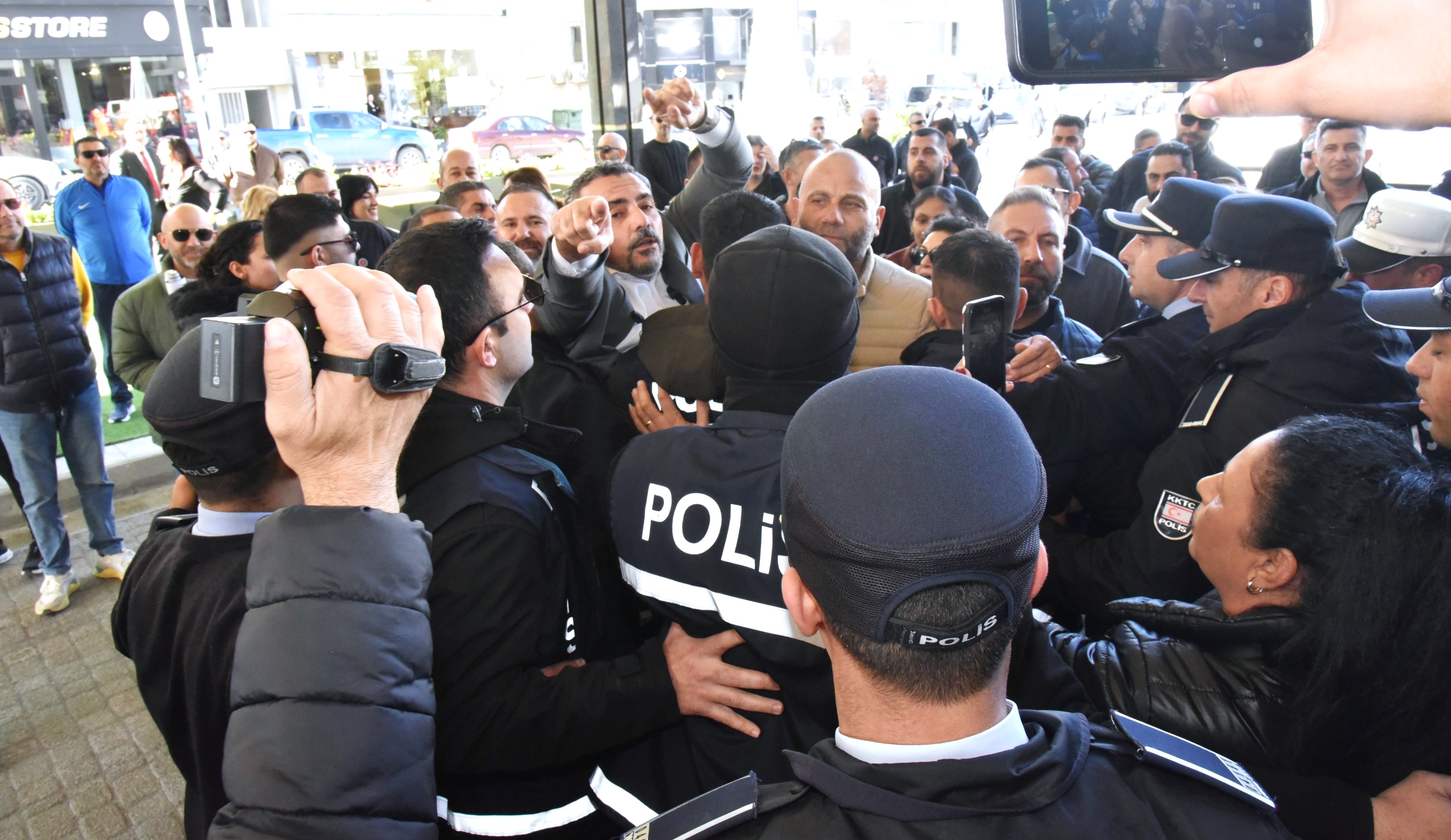 Sendikalardan Üstel’in basın toplantısını basma girişimi: Polis izin vermedi